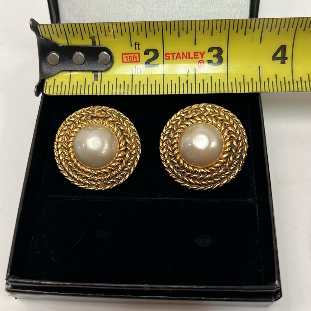 ✨ Vintage Chanel Gold Tone & Faux Pearl Clip-On Earrings – Classic Rope Design - Picture 6 of 8